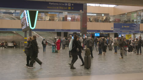 Pendler-Warten-Auf-Die-Halle-Des-Bahnhofs-London-Euston