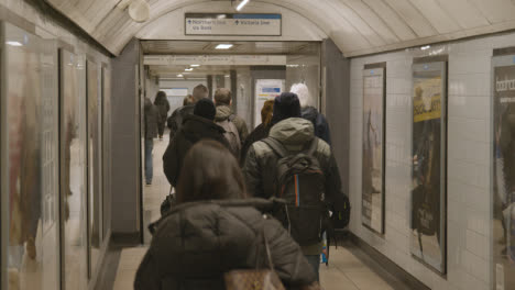 Pendler-Passagiere-Auf-Dem-Weg-Zu-Bahnsteigen-In-Der-U-Bahnstation-In-London-Euston-UK