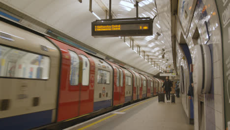 Metro-Tren-Que-Llega-A-La-Plataforma-De-La-Estación-De-Metro-De-King&#39;s-Cross-St-Pancras,-Londres,-Gran-Bretaña.