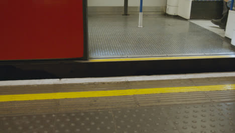 Cerca-Del-Metro-En-El-Andén-De-La-Estación-De-Metro-De-Londres,-Reino-Unido,-Con-Las-Puertas-Abiertas