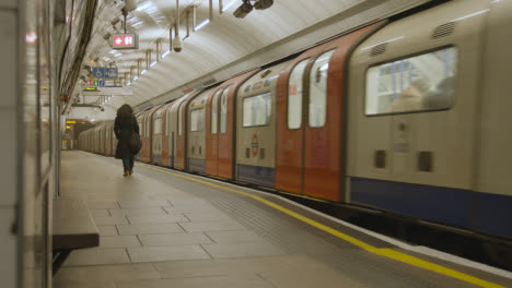 Tren-De-Tubo-Que-Sale-De-La-Plataforma-En-La-Estación-De-Metro-De-Londres-King&#39;s-Cross-St-Pancras-Reino-Unido