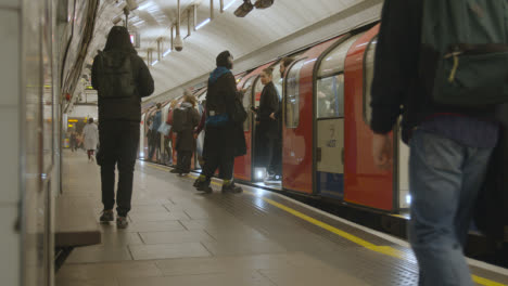 U-Bahn-Am-Bahnsteig-Der-U-Bahnstation-King&#39;s-Cross-St.-Pancras-London-UK-Ankommen