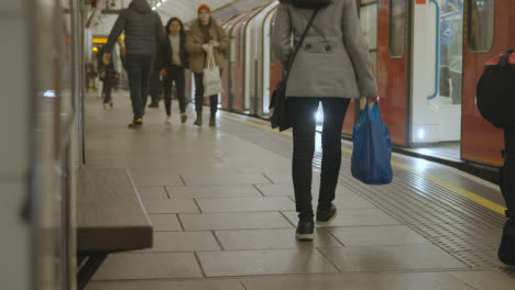 Metro-Tren-Que-Llega-A-La-Plataforma-De-La-Estación-De-Metro-De-King&#39;s-Cross-St-Pancras,-Londres,-Reino-Unido-1