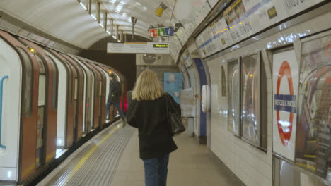 U-Bahn-Am-Bahnsteig-Der-U-Bahnstation-King&#39;s-Cross-St.-Pancras-London-Uk-Mit-Passagieren