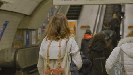 Pasajeros-Caminando-Hacia-Las-Escaleras-Mecánicas-En-La-Estación-De-Metro-De-Londres,-Gran-Bretaña.