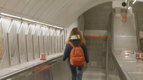 Pendlerpassagiere-Auf-Rolltreppen-An-Der-U-Bahnstation-In-London,-Großbritannien