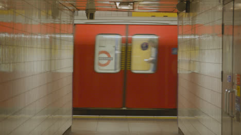 Nahaufnahme-Der-U-Bahn,-Die-Den-Bahnsteig-An-Der-U-Bahnstation-Von-London-King&#39;s-Cross-St.-Pancras-Uk-1-Verlässt