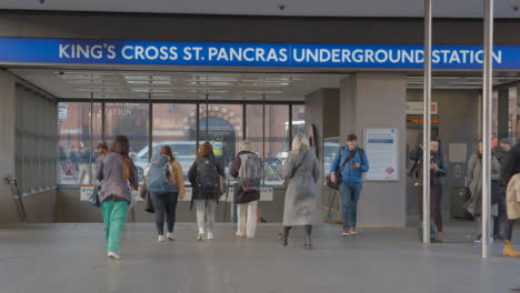 Entrance-To-King's-Cross-Underground-Tube-Station-London-UK-With-Commuters