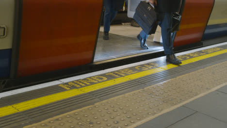 Tenga-En-Cuenta-La-Advertencia-De-Brecha-En-El-Borde-De-La-Plataforma-De-La-Estación-De-Metro-Con-El-Tren-De-Metro-Que-Llega-1