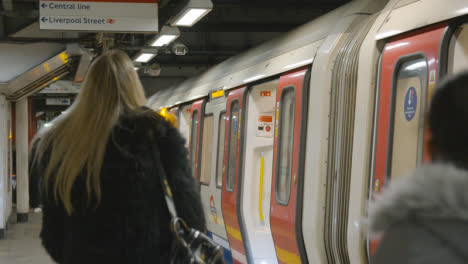 Tube-Train-At-Platform-Of-Underground-Station-Of-Liverpool-Street-London-UK-With-Passengers