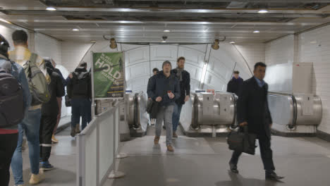 Los-Pasajeros-De-Cercanías-En-Escaleras-Mecánicas-En-La-Estación-De-Metro-De-Londres-Liverpool-Street,-Reino-Unido