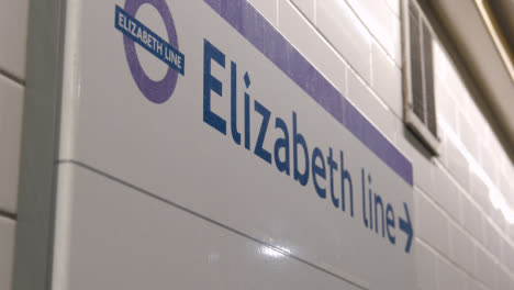 Nahaufnahme-Des-Richtungszeichens-Für-Die-Neue-U-Bahn-Verbindung-Der-Elizabeth-Line-In-London,-Großbritannien