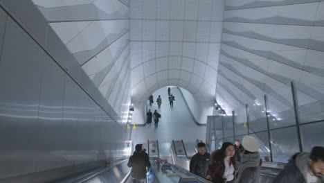 Los-Pasajeros-De-Cercanías-En-Escaleras-Mecánicas-En-La-Estación-De-Metro-De-La-Nueva-Línea-Elizabeth-En-Londres-Liverpool-Street-Reino-Unido-3