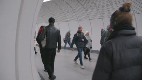 Pasajeros-En-La-Estación-De-Metro-De-New-Elizabeth-Line-En-Londres-Liverpool-Street-Reino-Unido-2