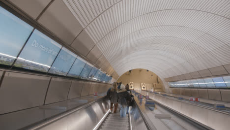 Pendlerpassagiere-Auf-Rolltreppen-An-Der-U-Bahnstation-Der-New-Elizabeth-Line-In-London-Liverpool-Street-Uk-6