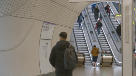 Pasajeros-En-Escaleras-Mecánicas-En-La-Estación-De-Metro-De-New-Elizabeth-Line-En-Londres-Liverpool-Street-Reino-Unido-9