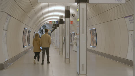 Pasajeros-En-La-Estación-De-Metro-De-New-Elizabeth-Line-En-Londres-Liverpool-Street-Reino-Unido-2