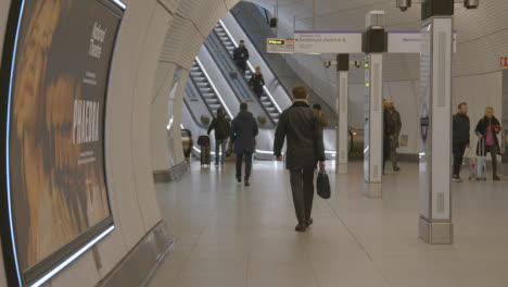 Los-Pasajeros-De-Cercanías-En-Escaleras-Mecánicas-En-La-Estación-De-Metro-De-La-Nueva-Línea-Elizabeth-En-Londres-Liverpool-Street-Reino-Unido-11