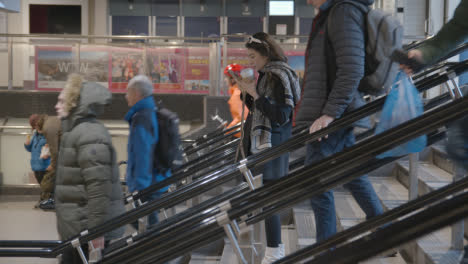 Viajero-Femenino-En-Las-Escaleras-Mirando-El-Teléfono-Móvil-En-Londres-Liverpool-Street,-Estación-De-Tren-Del-Reino-Unido