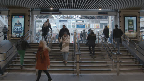 Stairs-Leading-To-Concourse-Of-London-Liverpool-Street-UK-Rail-Station-With-Commuters