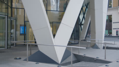 Eingangs--Und-Empfangsbereich-Eines-Modernen-Bürogebäudes-In-Der-City-Of-London,-Großbritannien