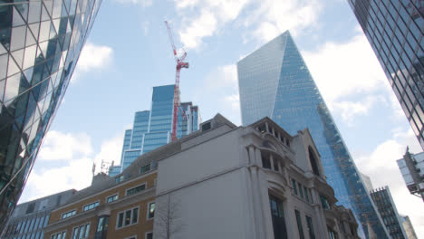 Exterior-Del-Moderno-Edificio-De-Oficinas-Gherkin-En-La-Ciudad-De-Londres,-Reino-Unido-1