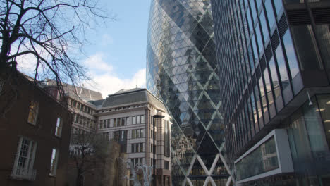 Außenansicht-Des-Modernen-Bürogebäudes-Gherkin-In-Der-City-Of-London,-Großbritannien,-Mit-Skulptur-Im-Vordergrund-1