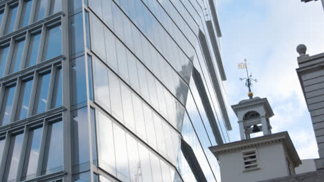Kontrast-Zwischen-Alten-Und-Modernen-Bürogebäuden-In-Der-Londoner-City-Mit-Wetterfahne