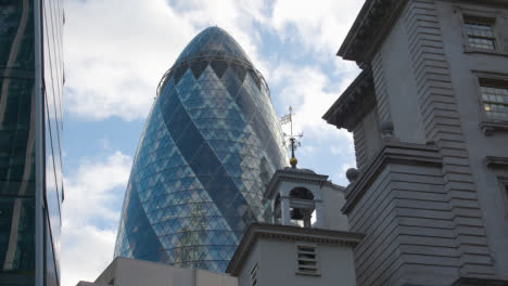 Exterior-Del-Moderno-Edificio-De-Oficinas-Pepinillo-En-La-Ciudad-De-Londres,-Reino-Unido-8