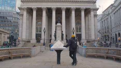 Exterior-Del-Edificio-Royal-Exchange-Con-Oficinas-Modernas-En-La-Ciudad-De-Londres,-Reino-Unido-3