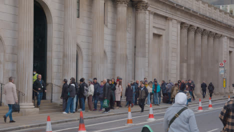 Gente-Haciendo-Cola-Fuera-Del-Edificio-Del-Banco-De-Inglaterra-En-La-Ciudad-De-Londres,-Reino-Unido