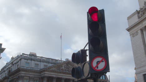 Cerca-De-La-Señal-De-Tráfico-Roja-En-La-Carretera-En-La-Ciudad-De-Londres,-Reino-Unido