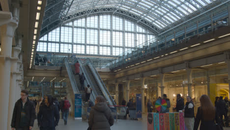 Escaleras-Mecánicas-Y-Vestíbulo-En-La-Estación-De-Tren-De-St-Pancras-En-Londres,-Reino-Unido-Con-Viajeros