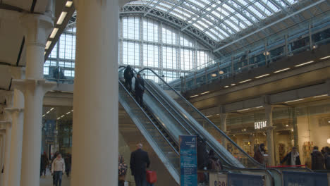 Rolltreppen-Und-Bahnhofshalle-Am-Bahnhof-St-Pancras-In-London-UK-Mit-Pendlern-1