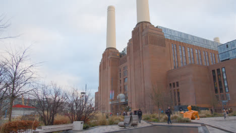 Außenansicht-Der-Battersea-Kraftwerksentwicklung-In-London,-Großbritannien,-Mit-Menschen