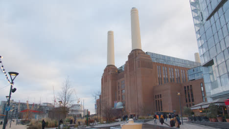 Außenansicht-Der-Battersea-Kraftwerksentwicklung-In-London,-Großbritannien,-Mit-Personen-1