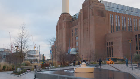 Außenansicht-Der-Battersea-Kraftwerksentwicklung-In-London,-Großbritannien,-Mit-Personen-2