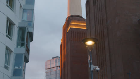 Desarrollo-De-La-Central-Eléctrica-De-Battersea-Con-Apartamentos-De-Lujo-En-Londres,-Reino-Unido-Al-Atardecer-2