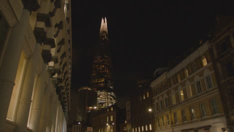 Exterior-Del-Edificio-De-Oficinas-Shard-En-El-Distrito-De-Negocios-De-Londres-Por-La-Noche-2