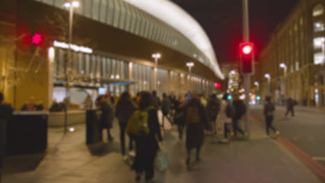 Defokussierte-Aufnahme-Von-Fußgängern-Und-Verkehr-In-Der-London-Bridge-Area-Uk-Bei-Nacht