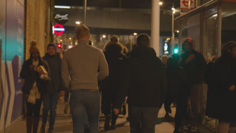 Fußgänger,-Die-Nachts-Auf-Der-Straße-Im-London-Bridge-Viertel,-Großbritannien,-Spazieren-Gehen