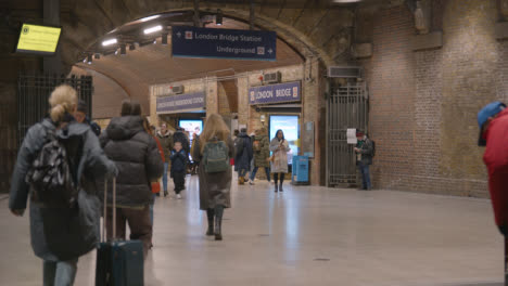 Busy-Entrance-To-London-Bridge-Rail-Station-London-UK-With-Commuters-At-Night