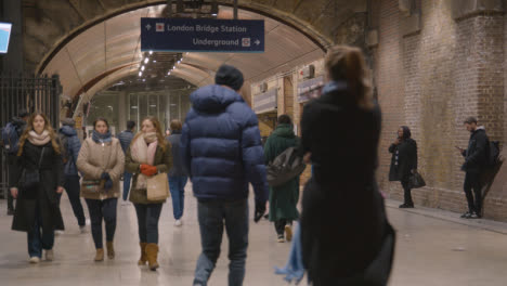 Busy-Entrance-To-London-Bridge-Rail-Station-London-UK-With-Commuters-At-Night-1