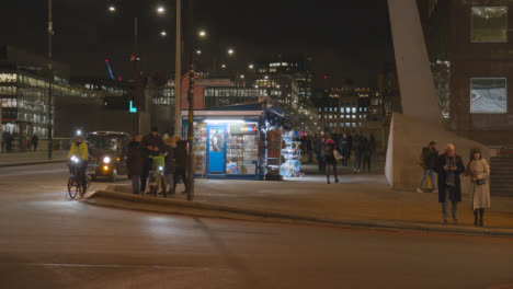 Peatones-Y-Tráfico-En-El-área-Del-Puente-De-Londres-Reino-Unido-Por-La-Noche-2