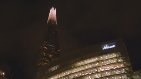 Exterior-Del-Edificio-De-Oficinas-Shard-En-El-Distrito-De-Negocios-De-Londres-Por-La-Noche-2