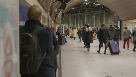 Busy-Entrance-To-London-Bridge-Rail-Station-London-UK-With-Commuters-At-Night-2