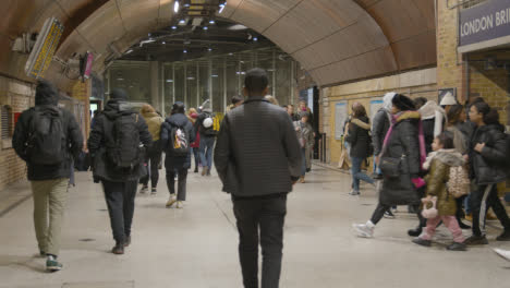 Busy-Entrance-To-London-Bridge-Rail-Station-London-UK-With-Commuters-At-Night-3