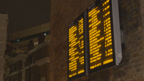 Nahaufnahme-Der-Abfahrtstafel-Am-Bahnhof-London-Bridge-In-London,-Großbritannien-Bei-Nacht