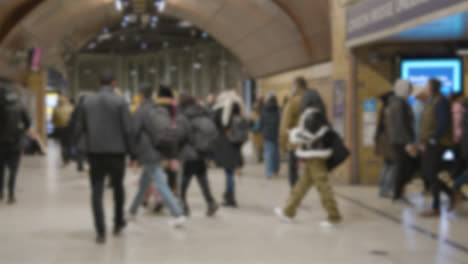 Toma-Desenfocada-De-La-Entrada-A-La-Estación-De-Tren-London-Bridge-Londres-Reino-Unido-Con-Viajeros-Por-La-Noche