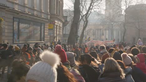 Menschenmassen-Bei-Der-Parade-Rund-Um-Den-Trafalgar-Square-In-London-Uk-Im-Jahr-2023,-Um-Das-Chinesische-Neujahr-Mit-Drachentanz-Zu-Feiern